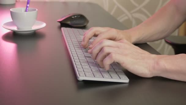 Чоловічі руки, які друкуються на клавіатурі — стокове відео