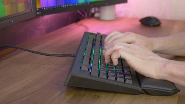 Чоловічі руки, які друкуються на клавіатурі — стокове відео
