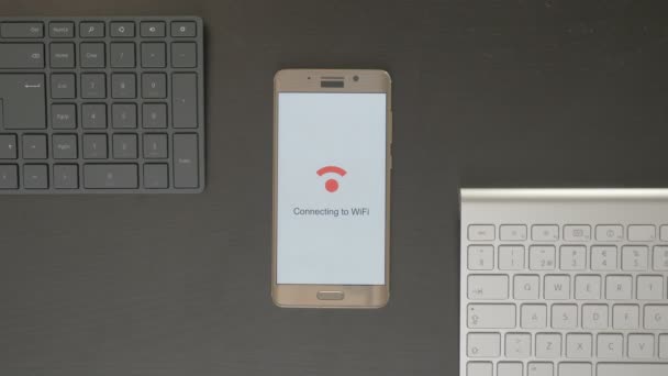 Smartphone conectado a WiFi — Vídeo de stock