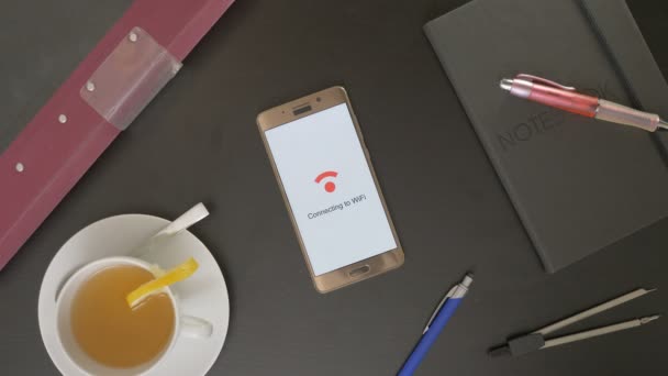 Смартфон, що з'єднується з Wi-Fi — стокове відео
