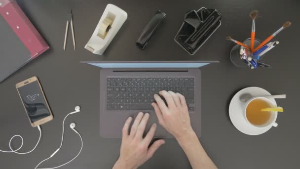 Vista superior da mesa. Homem digitando em seu laptop . — Vídeo de Stock