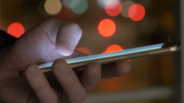 Mão digitando sms mms em um smartphone — Vídeo de Stock