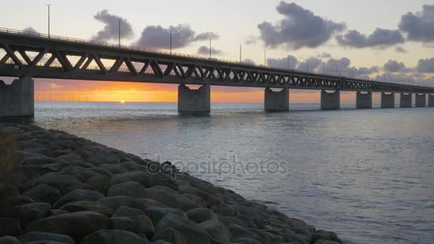 Oresundsbron bij zonsondergang. — Stockvideo