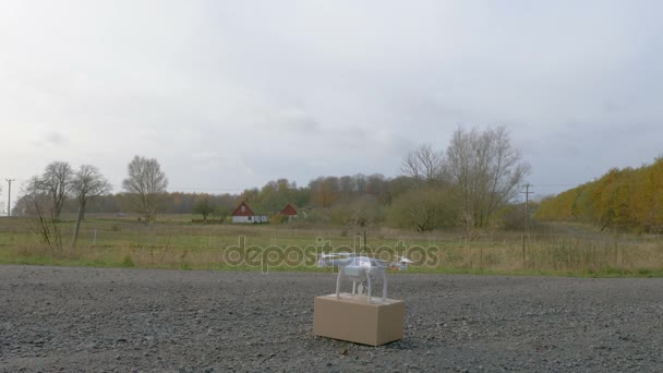 Drohne nimmt Paket auf und fliegt davon — Stockvideo