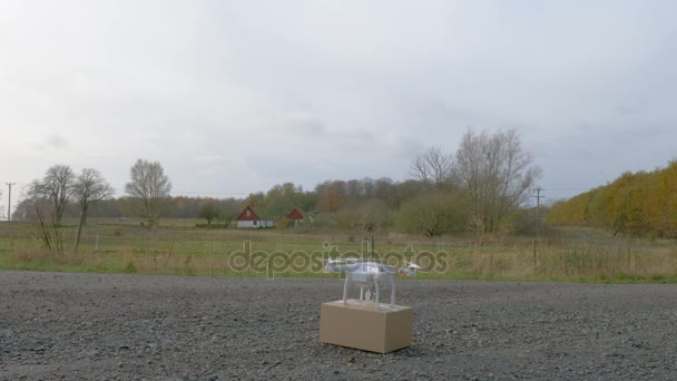 Drone pick-up pakket en vliegen weg — Stockvideo