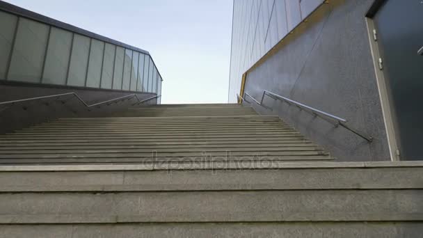 Movimiento de cámara a lo largo de escaleras — Vídeos de Stock