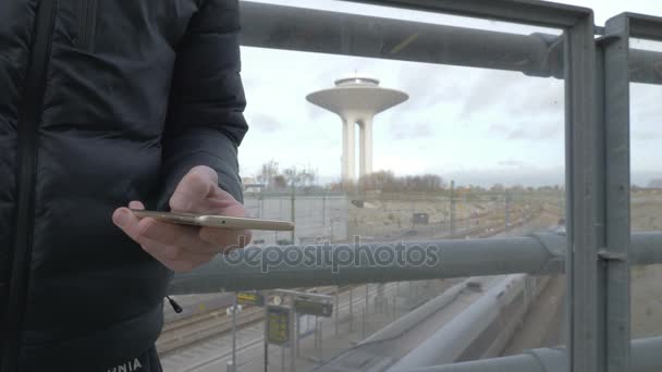 Escribir a mano sms mms en un teléfono inteligente — Vídeo de stock