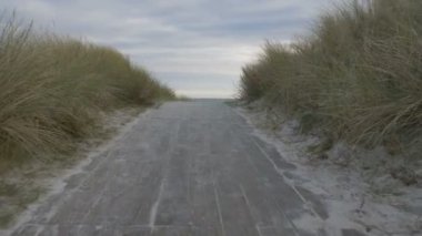 POV bakış açısı plaja ahşap bir yol boyunca