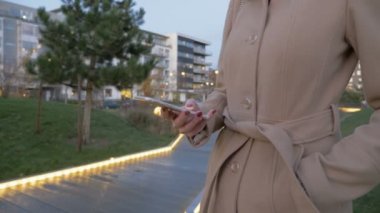 Modern kadın mesaj sms bir smartphone cep telefonu ile