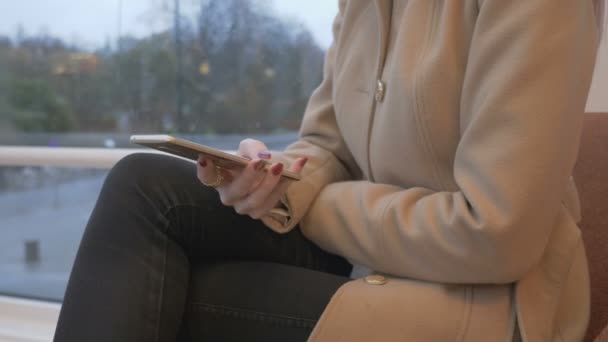 Moderne Frau SMS auf dem Smartphone — Stockvideo