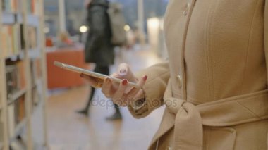 Modern kadın mesaj sms bir smartphone cep telefonu ile