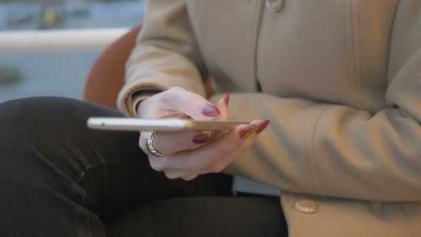 Mulher moderna SMS sms em um smartphone — Vídeo de Stock