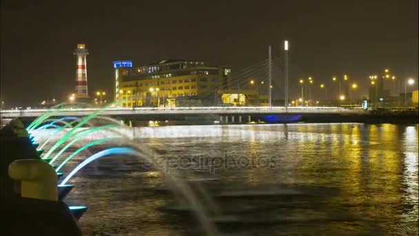 Zeitraffer in der Nacht von Brückenleuchtturm und Springbrunnen — Stockvideo