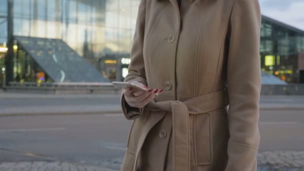 Modern kadın mesaj sms bir smartphone cep telefonu ile — Stok video