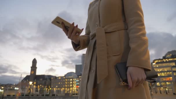 Moderne vrouw SMS sms op een smartphone — Stockvideo