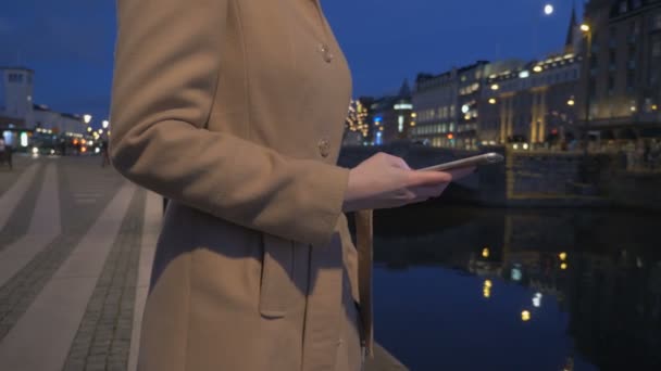Modern kadın mesaj sms bir smartphone cep telefonu ile — Stok video