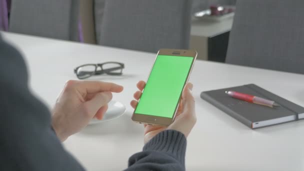 Green Screen man kijken op zijn mobiele telefoon — Stockvideo