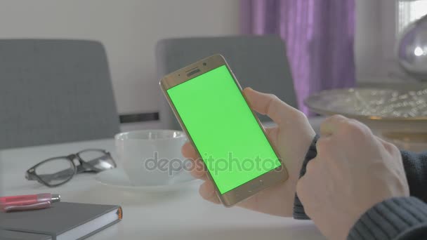 VERDE SCREEN homem assistindo em seu telefone celular — Vídeo de Stock