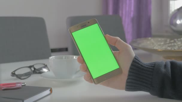 VERDE SCREEN homem assistindo em seu telefone celular — Vídeo de Stock