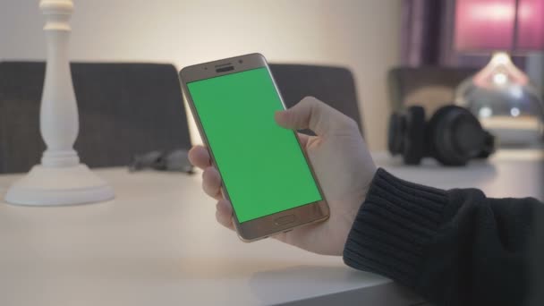 VERDE SCREEN homem assistindo em seu telefone celular — Vídeo de Stock