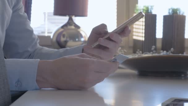 Мужчина, платящий онлайн с помощью смартфона — стоковое видео