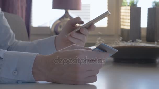 Człowiek, płatności online z smartphone — Wideo stockowe