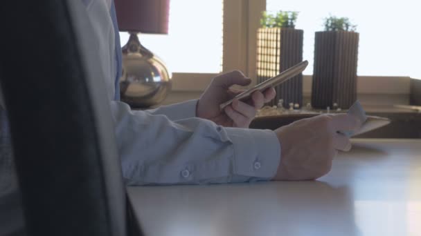 Man online betalen met smartphone — Stockvideo