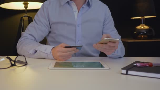 Man online betalen met smartphone — Stockvideo