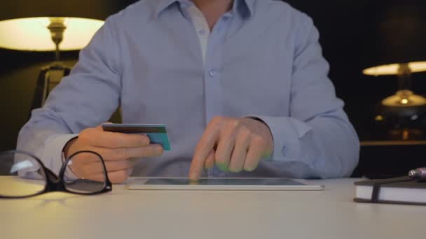 Man online betalen met tablet — Stockvideo