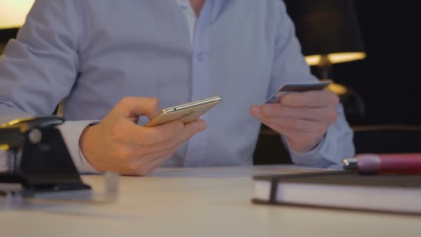 Man online betalen met smartphone — Stockvideo