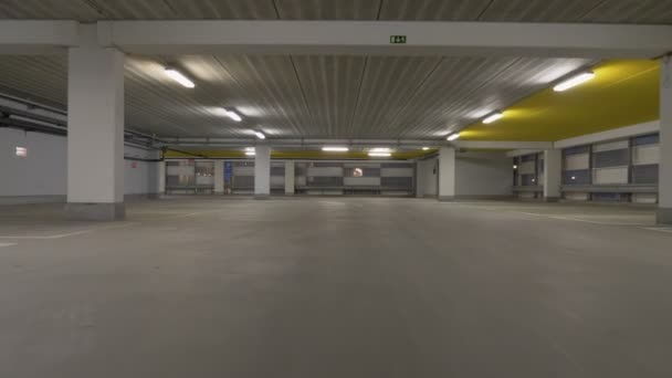 Parkeergarage met veel beschikbare parkeerplaatsen — Stockvideo