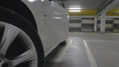 adam bir garajda park etmiş bir arabadan almak