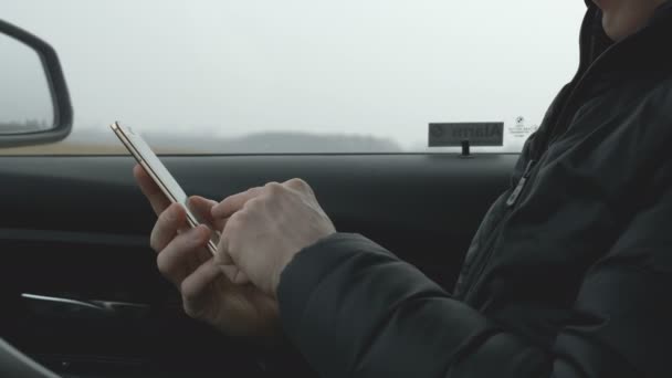 Hombre escribiendo en un teléfono inteligente — Vídeos de Stock