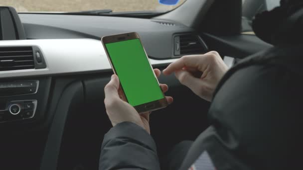 GREEN SCREEN homme tenant son smartphone dans une voiture — Video