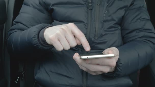 Man att skriva på en smart telefon — Stockvideo