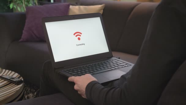 Laptop conexão ao Wi-Fi — Vídeo de Stock
