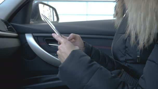 Mulher digitando em um telefone inteligente — Vídeo de Stock