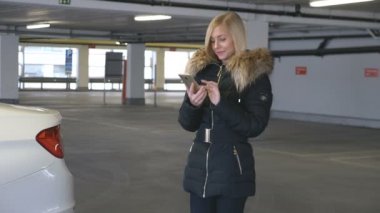 Bir akıllı telefon yazarak kadın