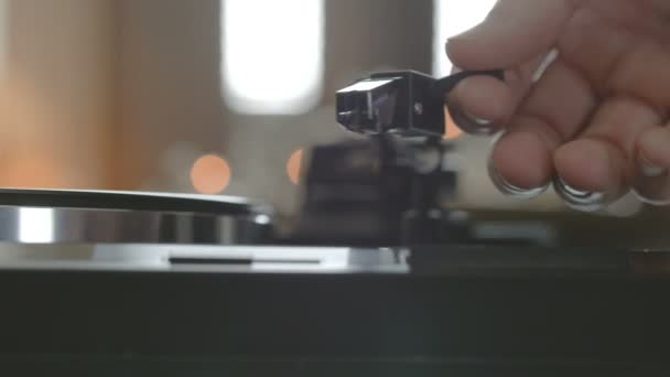 Male hands putting a needle on a record. — Stock Video