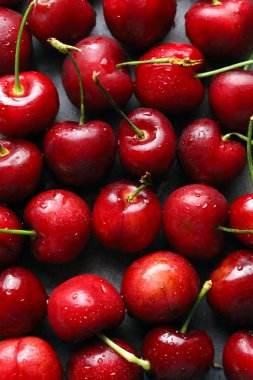 Yukarıdan fotoğraflar, taze kirazlar, su damlaları..