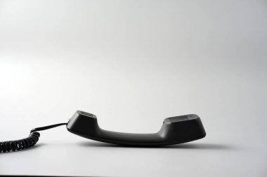 Çağrıyı aldıktan sonra çalışma masasındaki telefonu aç, çalışma masasındaki telefonu kapat..