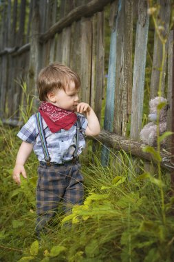 Küçük çocuk bahçede yürüyüş