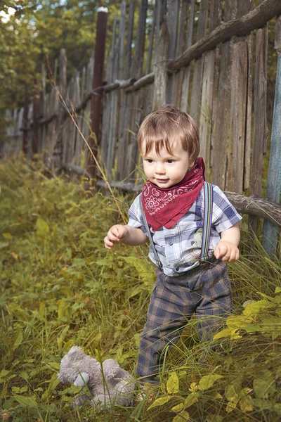 Niño pequeño caminando en el jardín —  Fotos de Stock