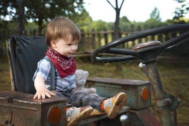Küçük çocuk bahçede yürüyüş