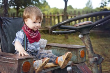 Küçük çocuk bahçede yürüyüş