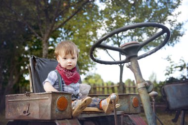 Küçük çocuk bahçede yürüyüş