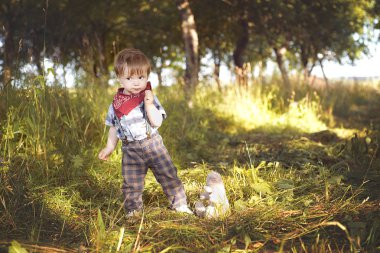 Küçük çocuk bahçede yürüyüş