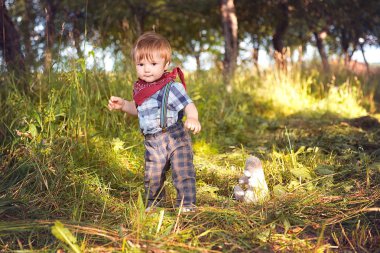 Küçük çocuk bahçede yürüyüş