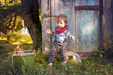 Küçük çocuk bahçede yürüyüş