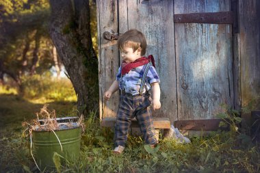 Küçük çocuk bahçede yürüyüş